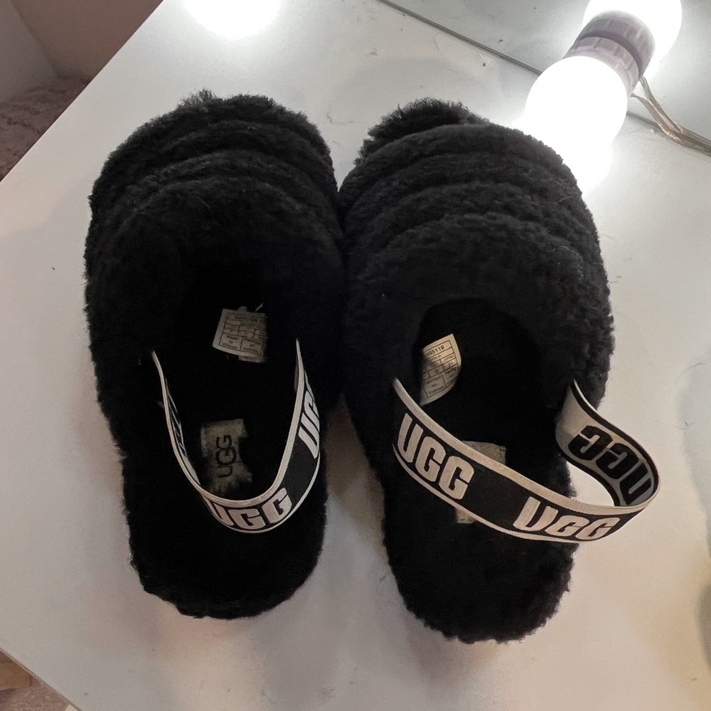 UGG size 7. $5 shipping. Hardly worn. brand new- too small for me. Amazing shape